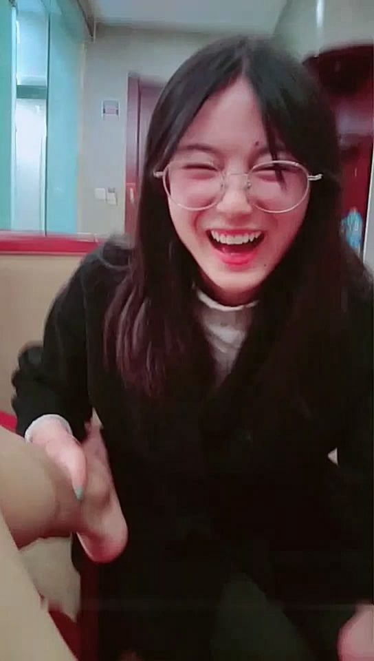 贵州师范骚货刘X娟带作业本开房 边写作业边被男友狂操内射