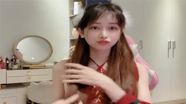 极品女神Anna放飞自我，巨乳丰满被猛男爆操内射